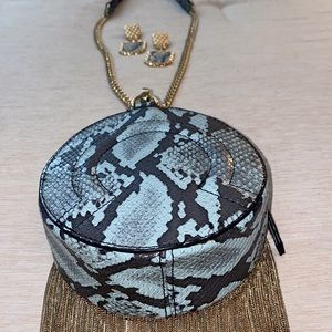 Bundle💕 CLEARANCE (1) Snake skin print Canteen Purse &  (1) Pair of Earring